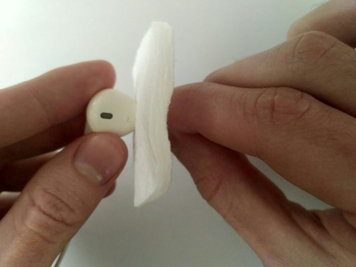 Процесс очистки наушников