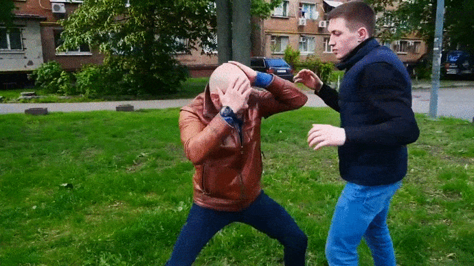 Контратака с добиванием коленями по корпусу