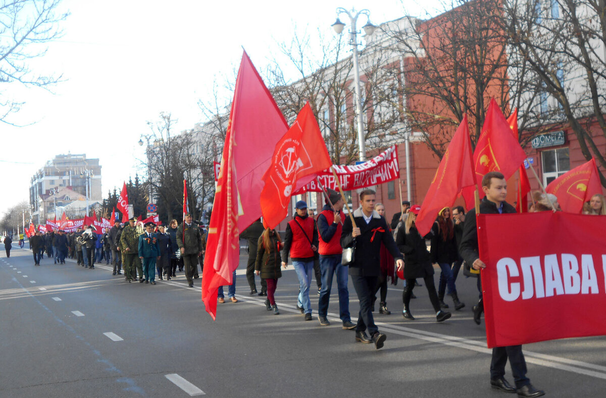 Демонстрация трудящихся в День 7 ноября. Фото открытых источников