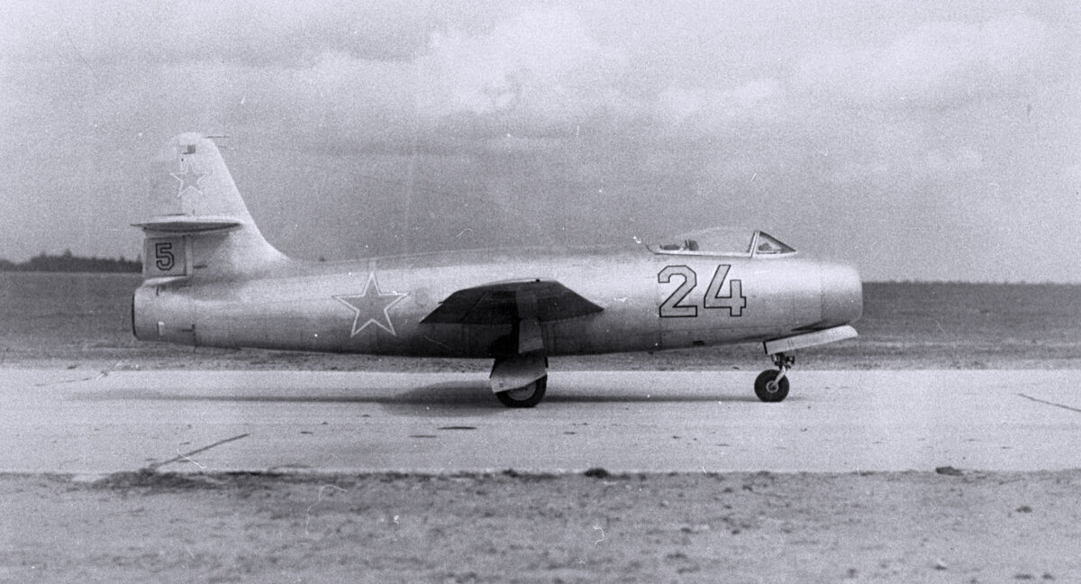 Первый прототип истребителя Як-19. Источник фото: http://авиару.рф/