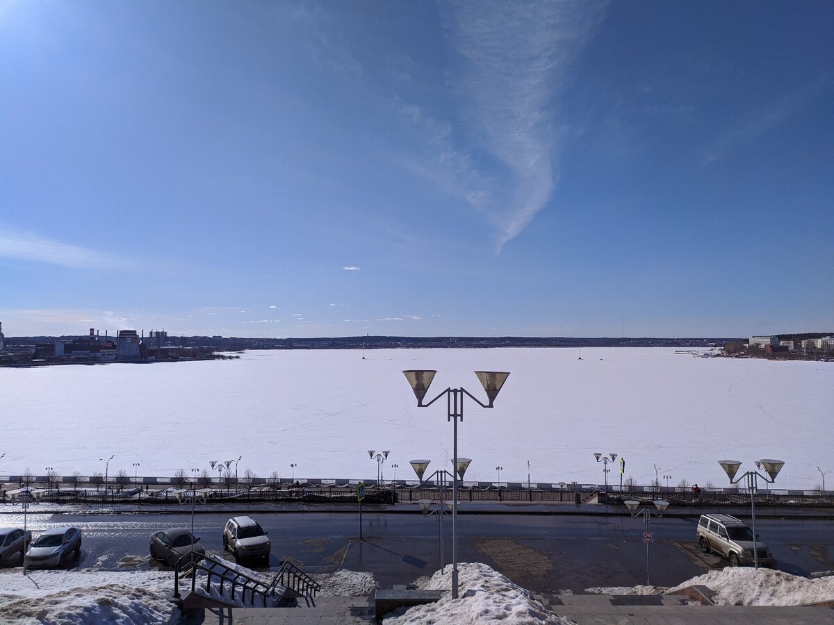 Вид от монумента Дружбы Народов на набережную