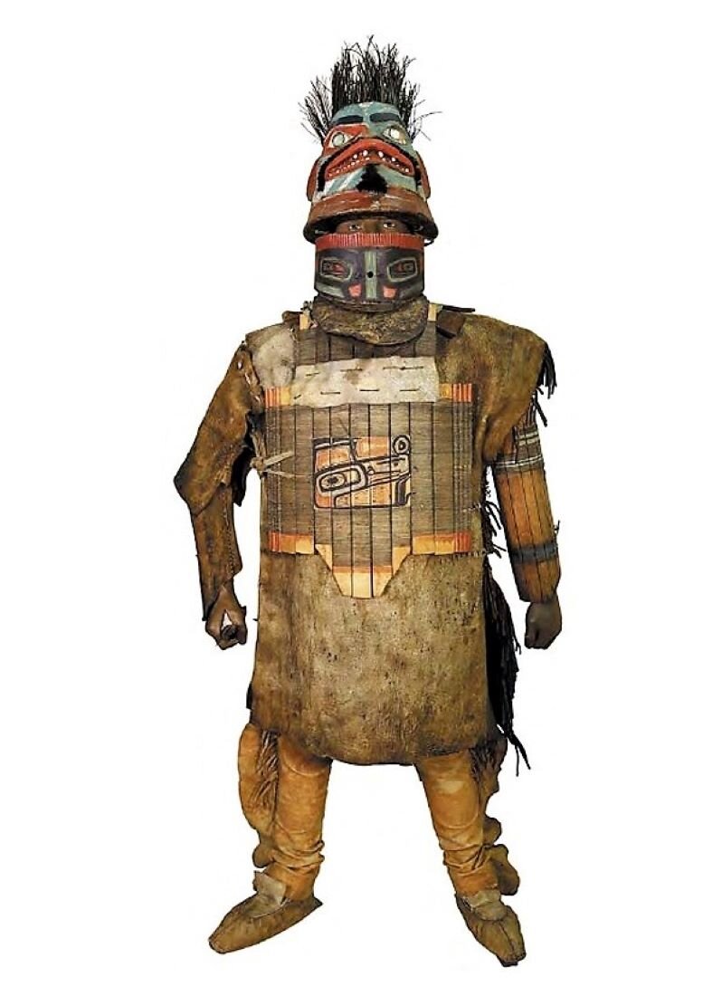 Воинское снаряжение тлинкита, начало 19 века. Рубаха из лосиной кожи, деревянный панцирь для защиты груди и спины, шлем и забрало. © Музей антропологии и этнографии им. Петра Великого (Кунсткамера), Санкт-Петербург 