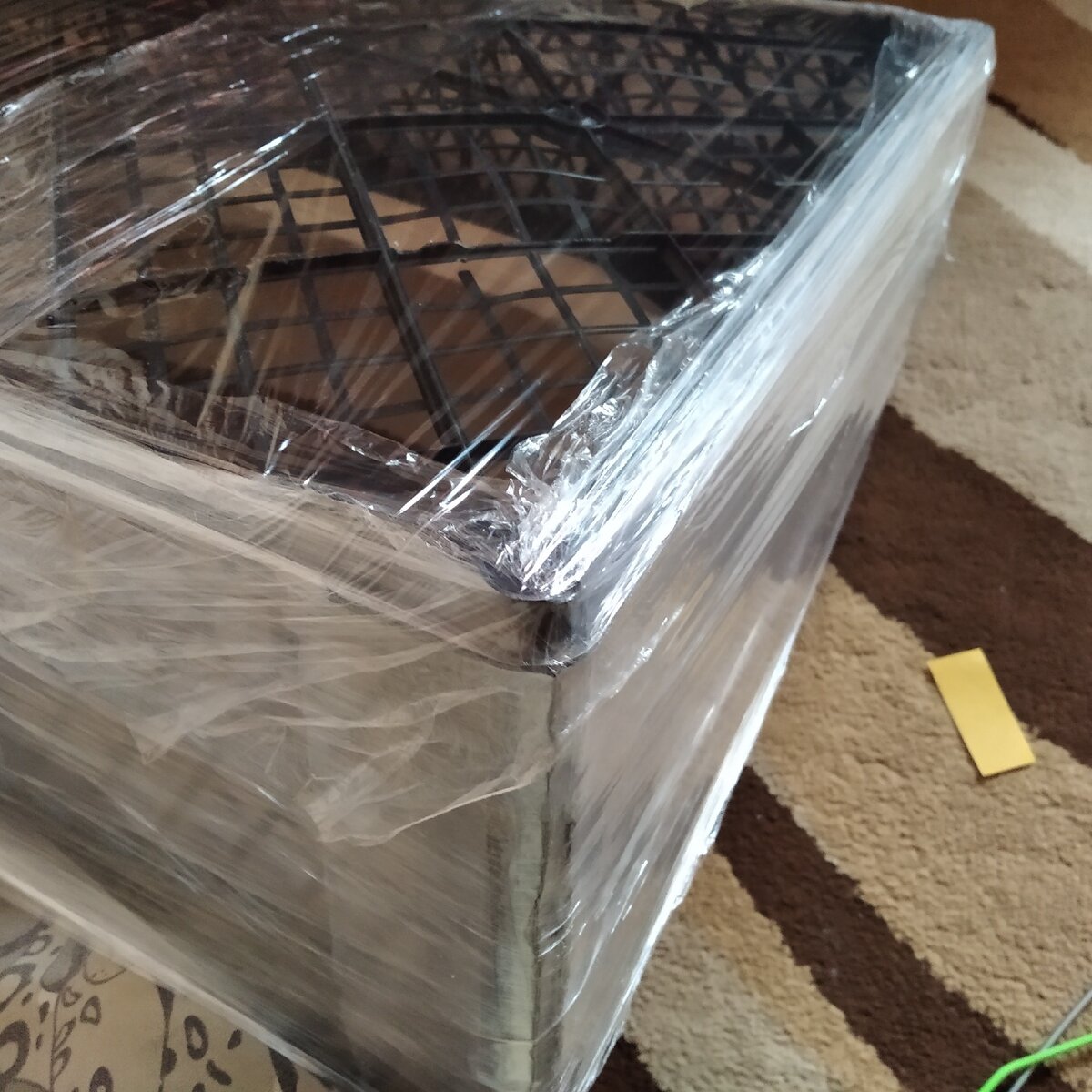 теперь по кругу обматываем пищевой пленкой, можете намотать слоев сколько захотите, я потратила весь  рулон