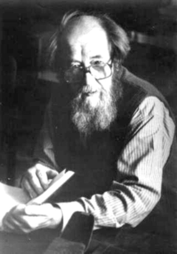 Америка  всемерно поддерживает каждый антирусский импульс Украины. И как не  сопоставить: что в огромной дозе Америка прощает Украине (а ещё  снисходительнее — республикам азиатским: и любое подавление инакомыслия,  и любую подтасовку голосования), того и в малой дозе не прощает  Белоруссии, разломно обрушивается на самые робкие попытки объединения её  с Россией. А потому что Белоруссия нарушает общий план и разваливает  идею «Черноморско-Балтийского Союза» от Эстонии до Крыма, «санитарный  кордон» против России. Да  за последние годы кто не видел и не слышал самого откровенного  вмешательства Соединённых Штатов. Как забыть заявление президента Буша,  ещё перед украинским референдумом (1991 г.), — подбодрить отделение  Украины? Как не заметить, что одним из первых и страстных голосов  «Севастополь принадлежит Украине!» был голос американского посла в Киеве  и потом — и неоднократно, до запредельной бестактности —  Госдепартамента?