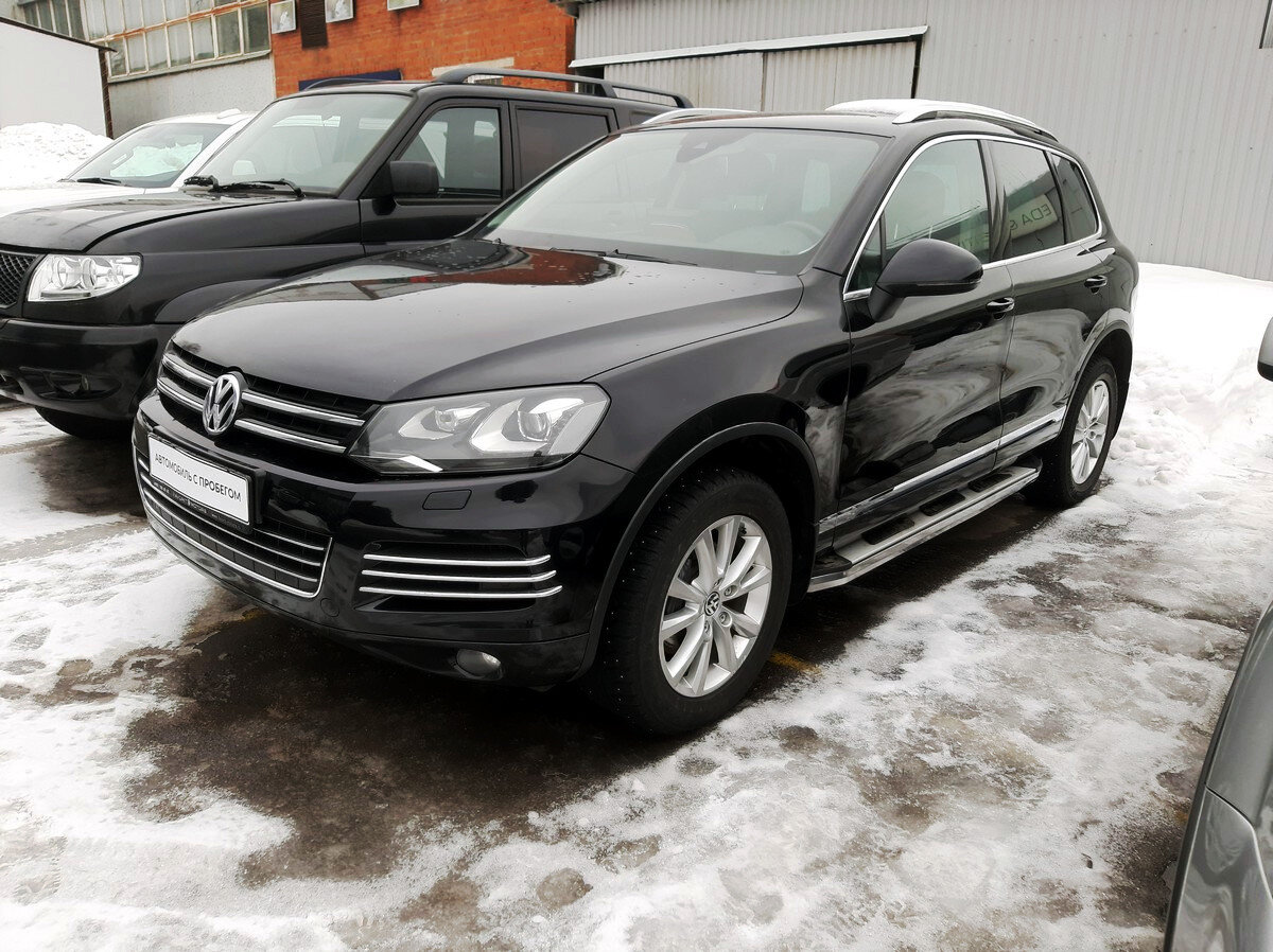 Как сложить заднее сиденье в моем Volkswagen Touareg?