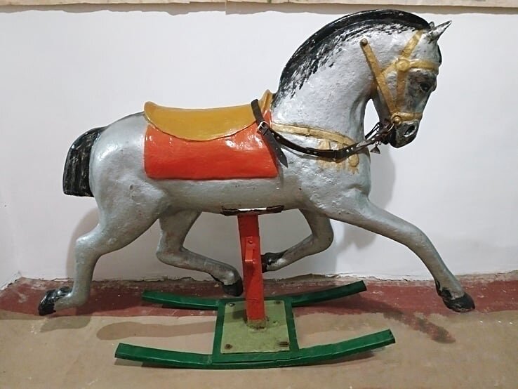 Лошадка из парковой карусели, алюминий, 1960-е гг. Этот лот торгуется за 90 000 рублей. Фото: https://violity.com/104283146-atrakcion-parkovyj-sssr-bolshaya-detskaya-loshadka-iz-karuseli-60e-gg-kachalka