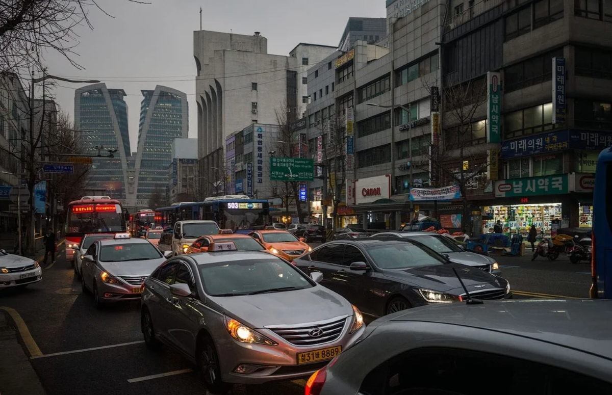 Дороги в южной корее. Южная Корея Сеул пробки. Сеул Южная Корея дорога пробки. Машина в Корее Сеул. Прогулка по Сеулу Южная Корея.