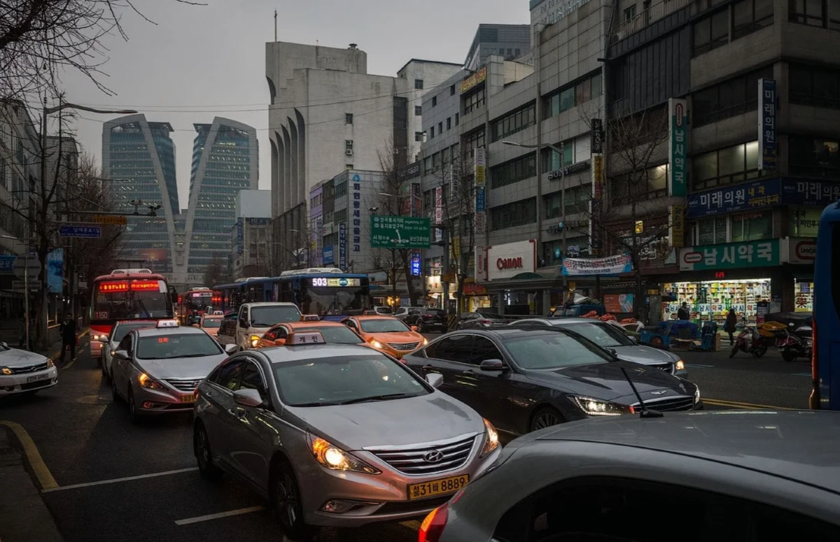 Korea cars. Южная Корея пробка. Пробки в Сеуле. Южная Корея улицы корейские авто. Автомобили на улицах Сеула.