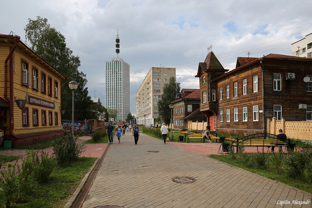 Продолжаем прогулку по Архангельску по самой ухоженной и красивой пешеходной улице Проспект Чумбарова-Лучинского. (GPS Координаты: 64.535723, 40.526762) 
