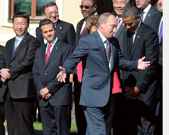 Владимир Владимирович Путин, который любит массовость, массовку и формальные показатели, по-прежнему считает, что очень много детей — это хорошо. Но требования современной эпохи говорят скорее о том, что хорошо не количество детей, а количество людей, рожденных, во-первых, в любви, а во-вторых, тех, за которых родители отвечают и которым они могут дать определенный уровень образования и воспитания. 
Материнский капитал в известной степени всё это только стимулирует, потому что взрослые самостоятельные люди, которые хотят рожать детей осознанно, как-нибудь найдут источники финансирования собственных чад, да и не будут рожать детей для того, чтобы получить от государства за это гонорар (достаточно скромный).

То есть фактически материнский капитал, сама концепция, что любой ценой детей должно быть больше, ведет к культивированию огромного количества безответственных родителей и вообще исключает фактор личной ответственности из системы отношений «родитель-ребенок». В то время как с вами обсуждали в прошлый раз, родитель отвечает за ребенка в первую очередь и обязан ему, а не наоборот. Наоборот тоже, но это уже с определенного момента времени, опять же, когда сам ребенок достигает периода зрелости.