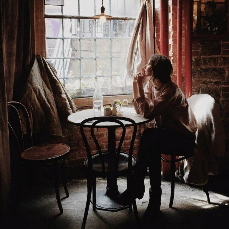 Ничто не тихие разговоры. Девушка в кафе у окна. Одинокая женщина в кафе. Уютное одиночество. Одинокий человек за столом.