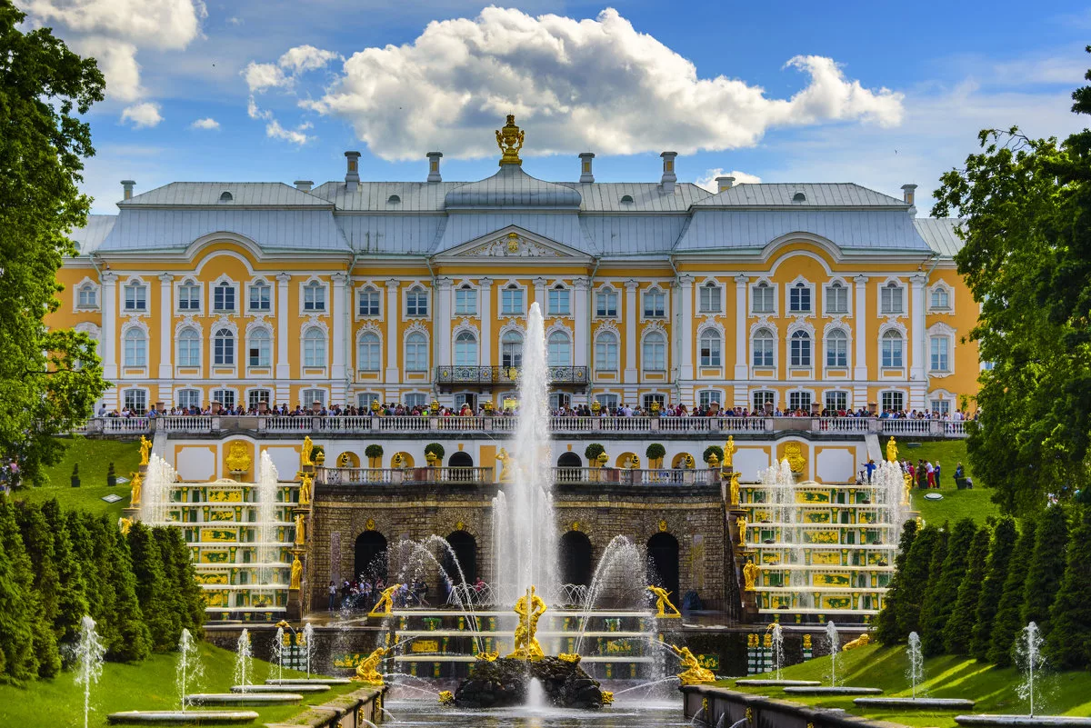 Дворцы петербурга список. Дворец Петергоф в Санкт-Петербурге. Дворцово парковый ансамбль Петергофа Растрелли. Петродворец большой дворец. Императорский дворец в Петергофе.