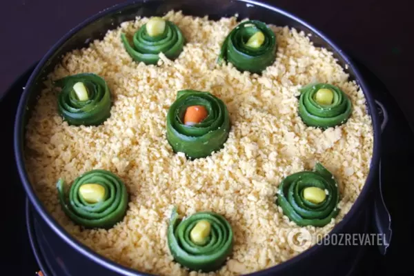 Последний слой салата - яркие желтые натертые желтки