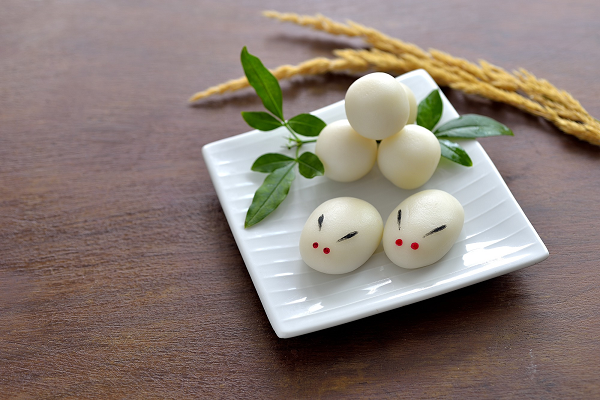 Рисовые клецки tsukimi-dango, которые едят в Японии на праздники полнолуния (из свободных источников)