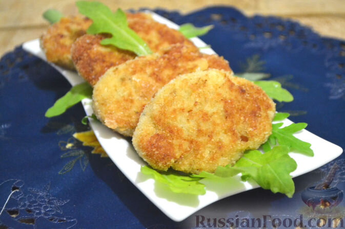 У нас рыбный день. Вкусные котлеты из толстолобика. Пока жарила, половину съела 