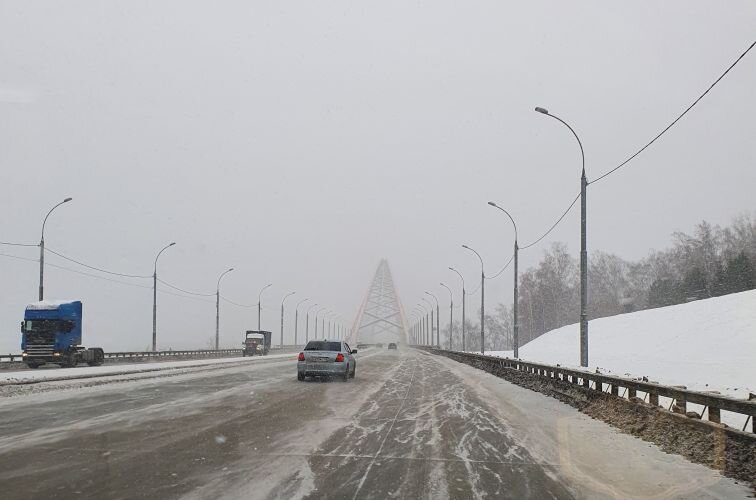 Метет позёмка, моста через Обь почти не видно