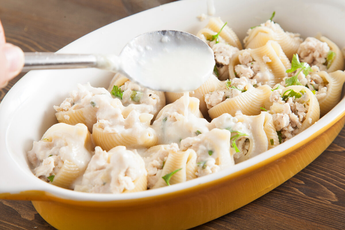 Лумакони, фаршированные мясом Болоньезе, с соусом бешамель и запеченным сыром | Терморецепты