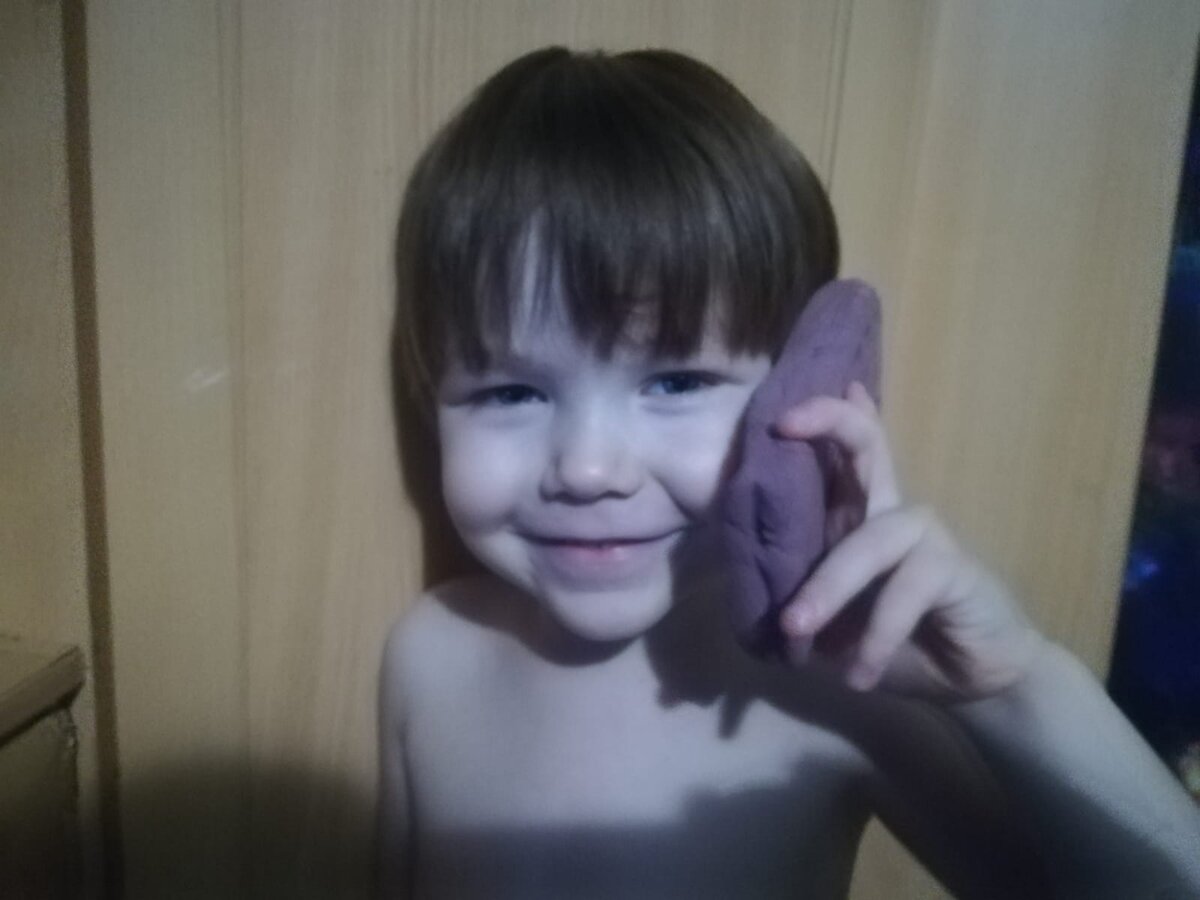 Вчера мать, это я, позаботилась о сыне и сделала ему ЛИМИТИРОВАННЫЙ смартфон из массы для лепки 😍Как мы видим сын доволен 🤣