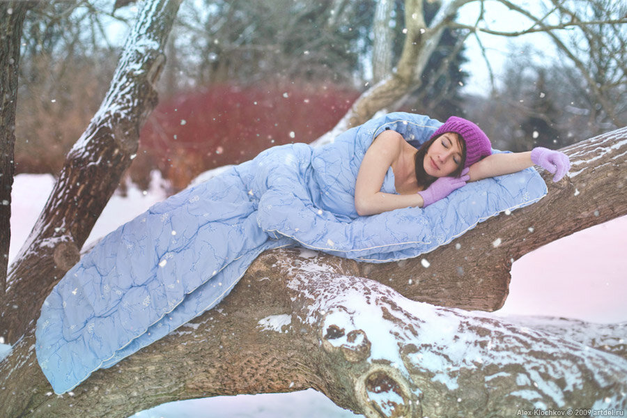 Погода устала. Зимняя фотосессия в одеяле. Фотосессия с пледом зимой. Фотосессия зимой в одеяле. Девушка лежит на снегу.