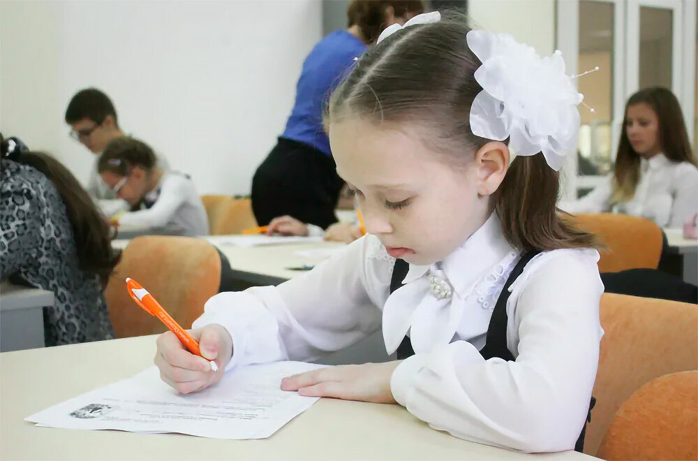 Ученики исы. Дети пишут диктант. Школьник пишет. Дети пишут в школе. Ученик пишет.