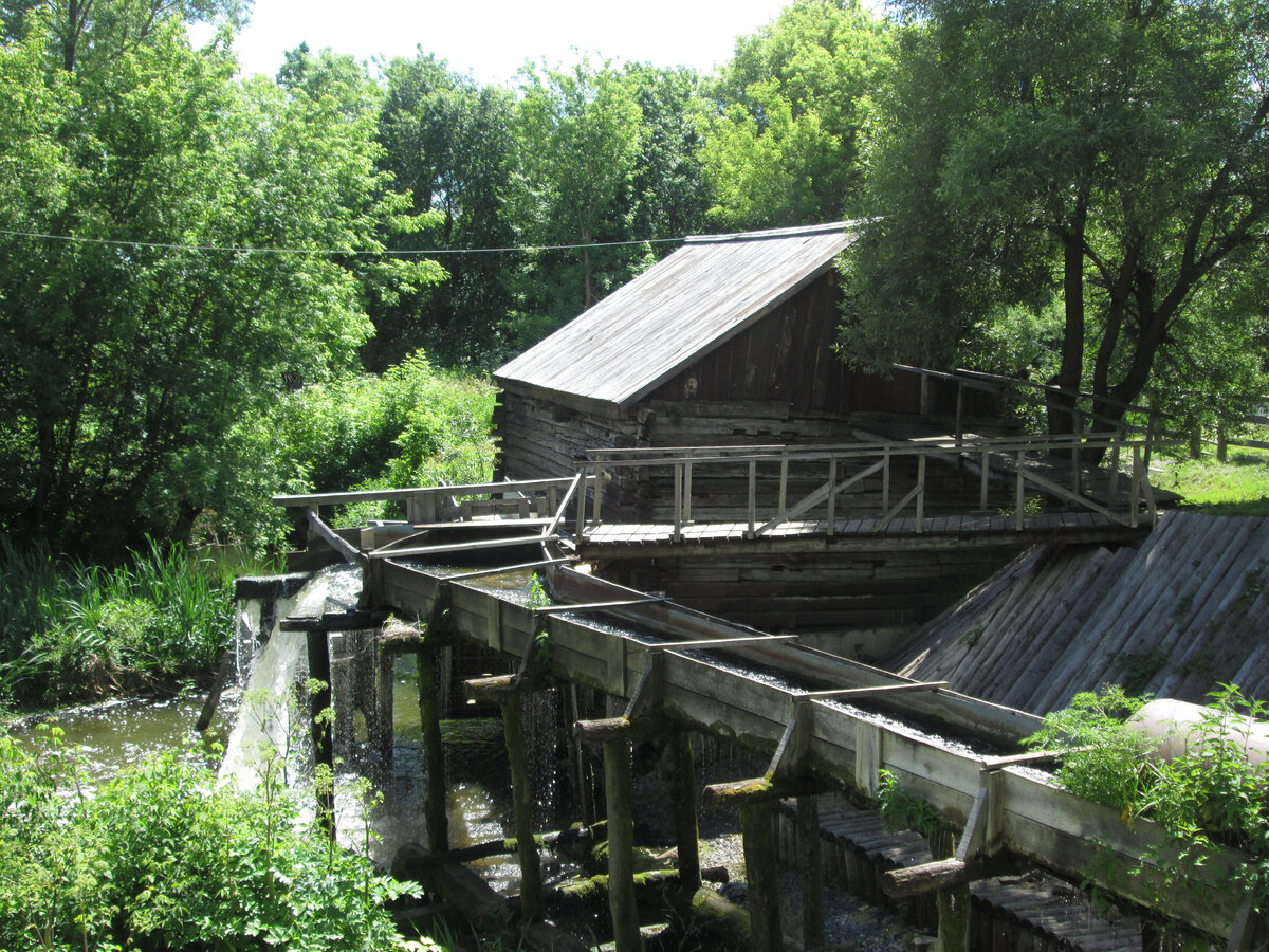 В былые времена за мельницей присматривал мельник Егор Иванович Красников и она находилась в хорошем рабочем состоянии. Немало лет она кормила селян вкусным и душистым хлебом.