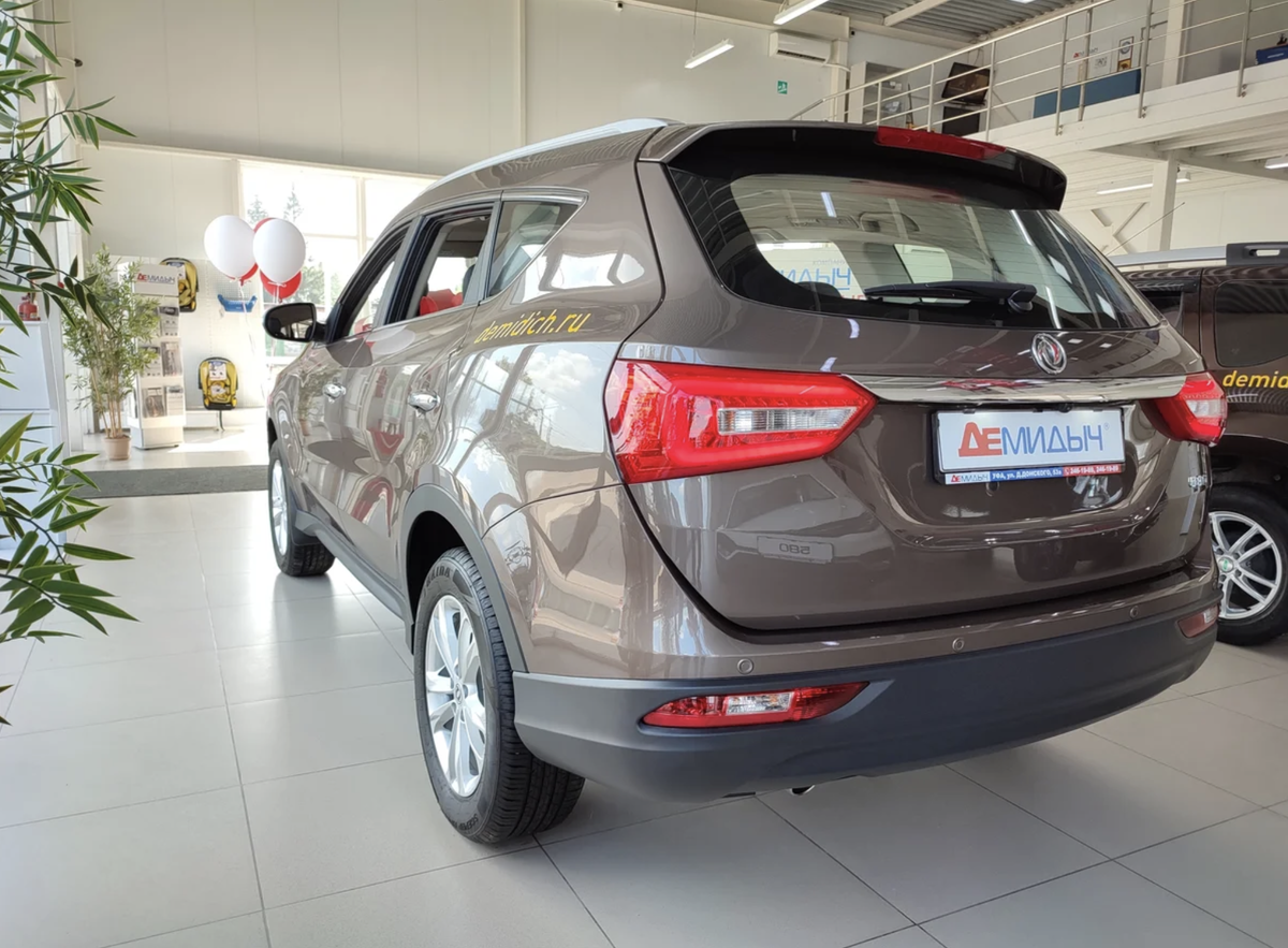 В развитых колесных арках 17-дюймовые лесосплавные диски оригинального дизайна.