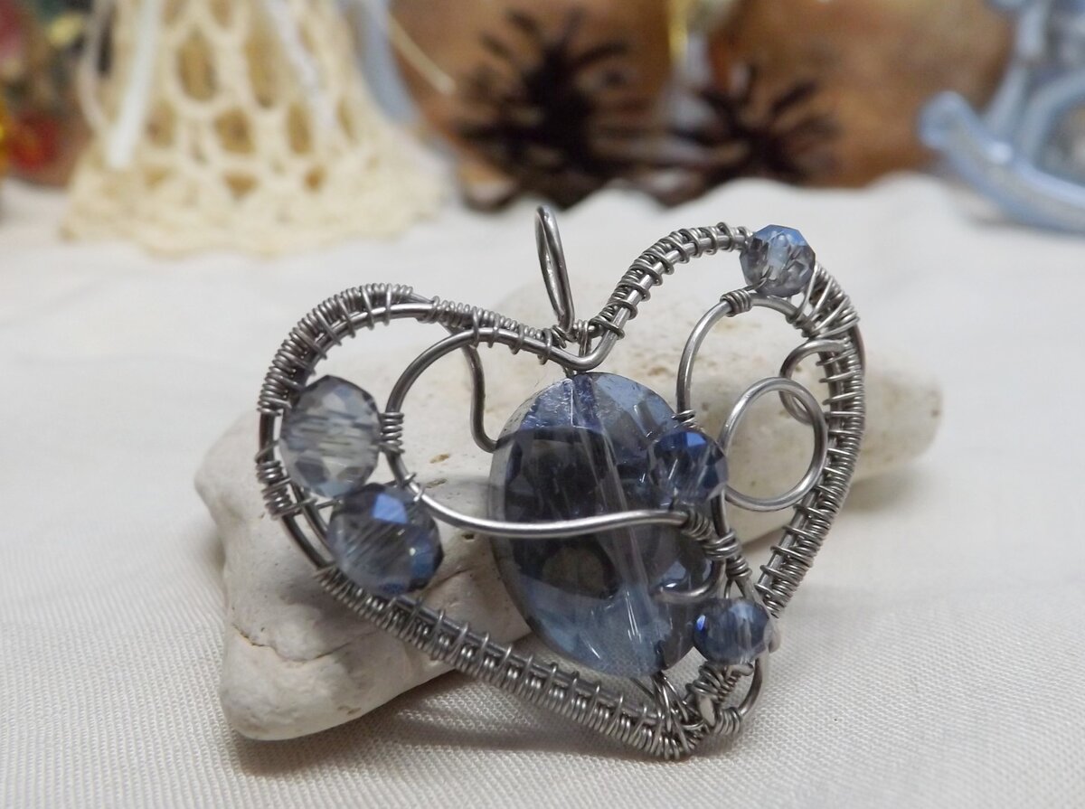 Основа полностью выплетена из стали, в декоре использовано граненое стекло с переливчатым сияющим покрытием