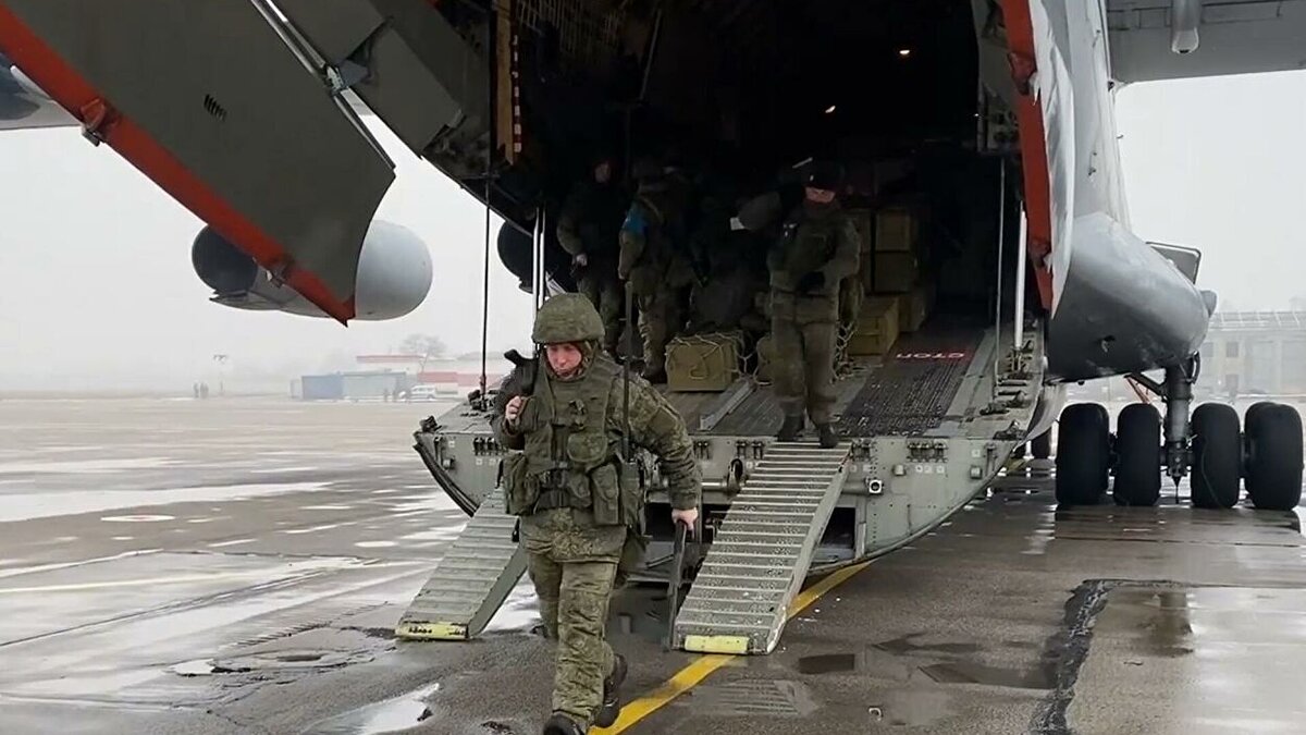 Российские военнослужащие прибывают в Казахстан