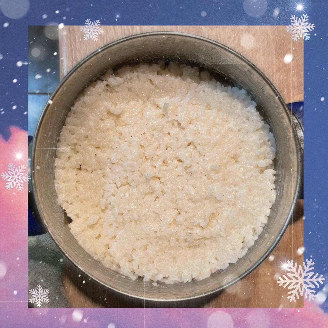 Рис на сковороде рецепт рассыпчатый сливочном масле. Рис отварной рассыпчатый с маслом. Как отварить рассыпчатый рис для салата. Отварной рис с воде солью это. Как отварить рис рассыпчатым в кастрюле.
