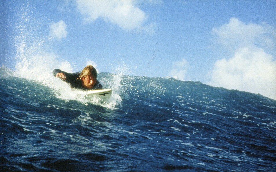 На гребне волны 1991. Патрик Суэйзи на гребне волны. Патрик Суэйзи серфинг. Патрик Суэйзи Бодхи. Найди на гребне волны