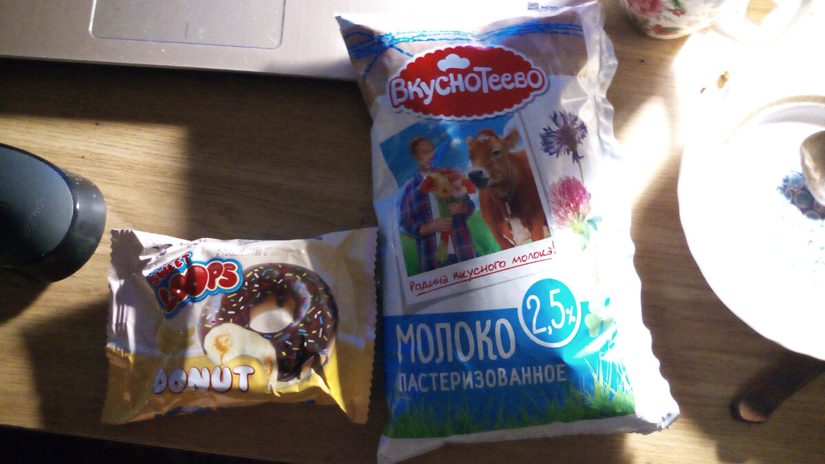 Донат турецкого производства, кстати, оказался мало того, что не самым вкусным донатом - так ещё и сломался на куски при транспортировке из далёкого Константинополя