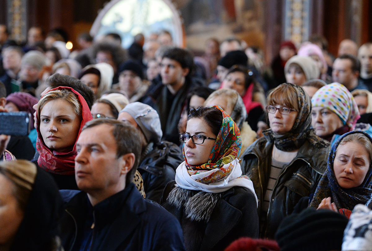 В какую церковь ходить. Православные прихожане. Люди в церкви. Православные люди. Прихожане в храме.