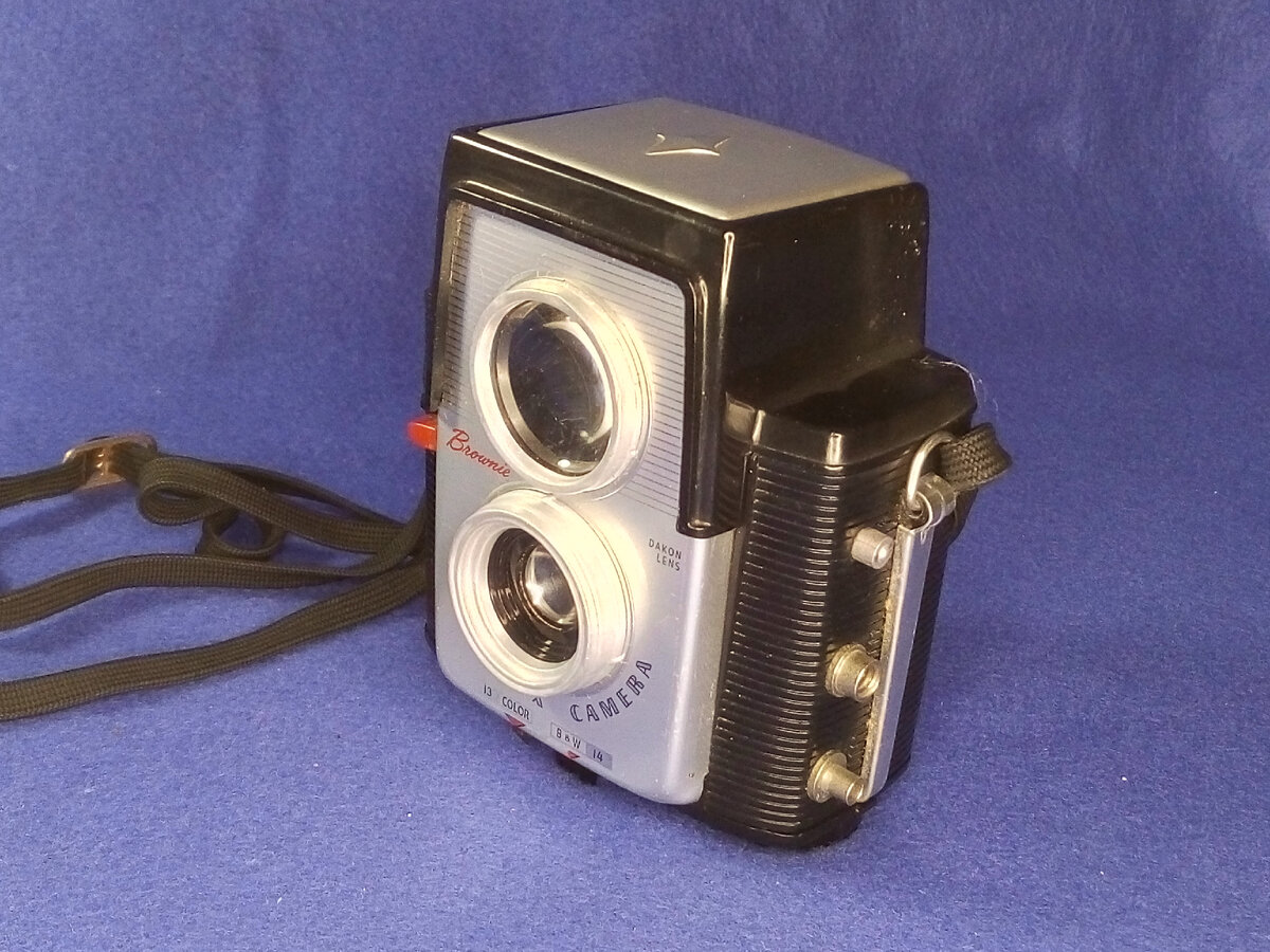 Слева видны синхроконтакты вспышки. 