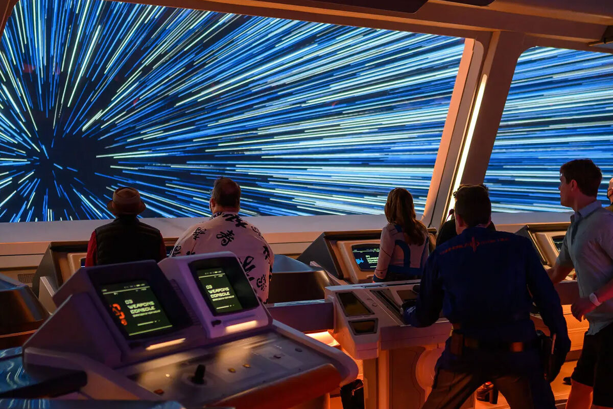 Полёт через звёзды в отеле Galactic Starcruiser.