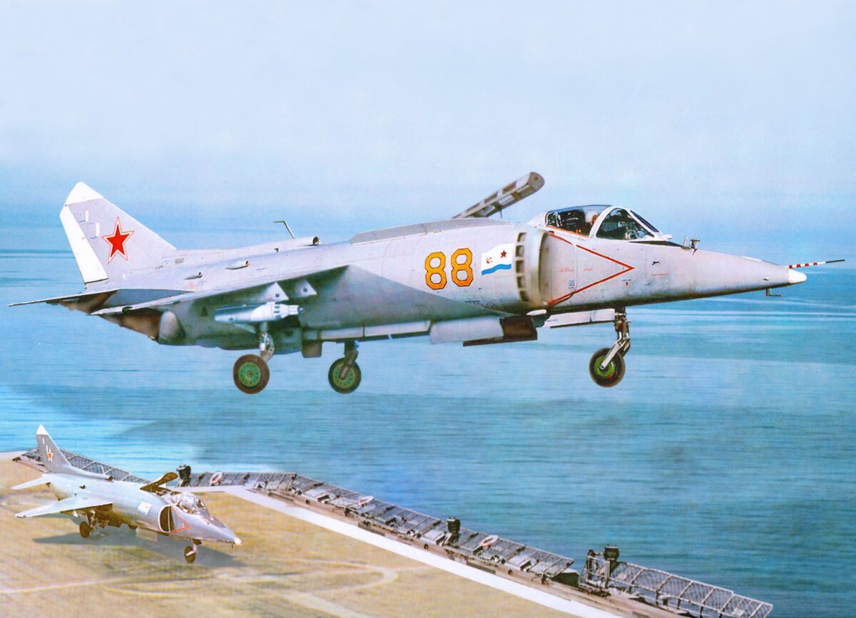 Як-38 советский палубный штурмовик, первый  серийный самолёт СССР с вертикальным взлётом.