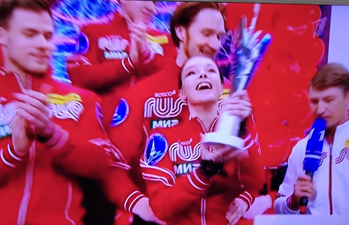 Анна Щербакова и команда "Красная машина". Скрин-шот с телеэкрана. 