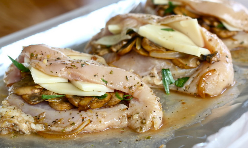 Куриная грудка фаршированная грибами. Куриная грудка фаршированная сыром и зеленью. Куриное филе фаршированное грибами. Рулетики куриные, фаршированные грибами. Фаршированные куриные грудки.