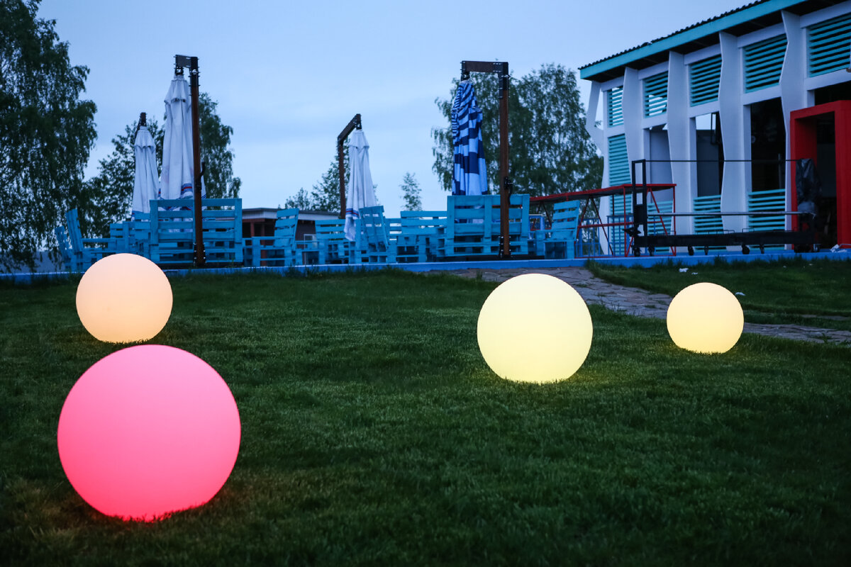 Цветные шары на участке 