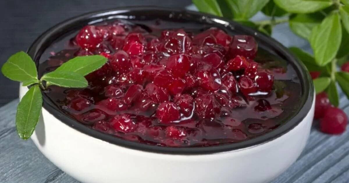 Вкусное варенье из клюквы на зиму. Брусника фон.