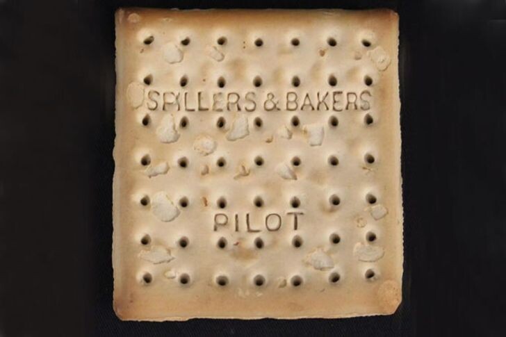 Такие крекеры входили в паек, выдаваемый спасенным в шлюпках «Титаника». Сегодня это 106-летнее печенье считается самым дорогим в мире.