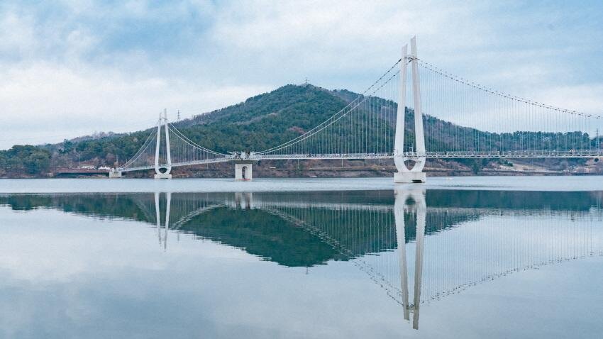  Подвесной мост на озере Тхапчонхо    https://russian.visitkorea.or.kr/