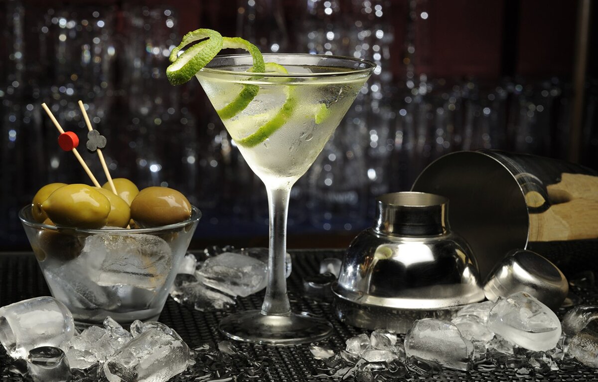 Мартини (с) goodfon.ru/wallpaper/bokal-martini-alkogol-olivki.html