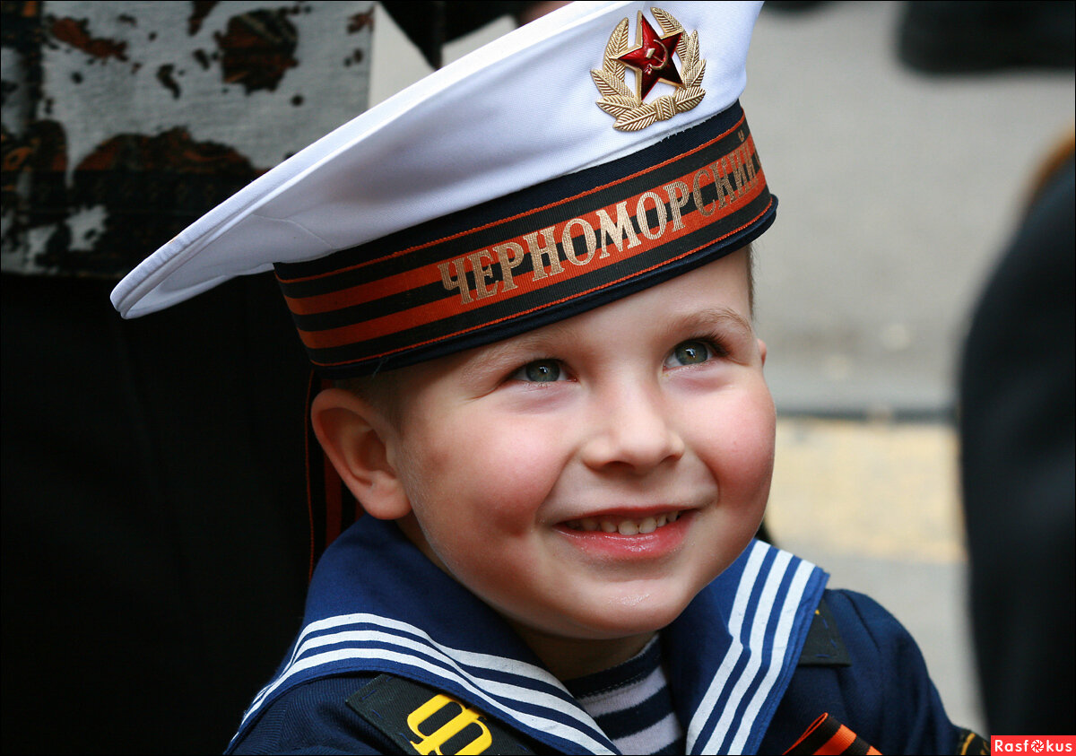 Маленькие дети 9 мая. Дети в военной форме. Ребенок в фуражке. Морская форма для детей. Ребенок в морской фуражке.