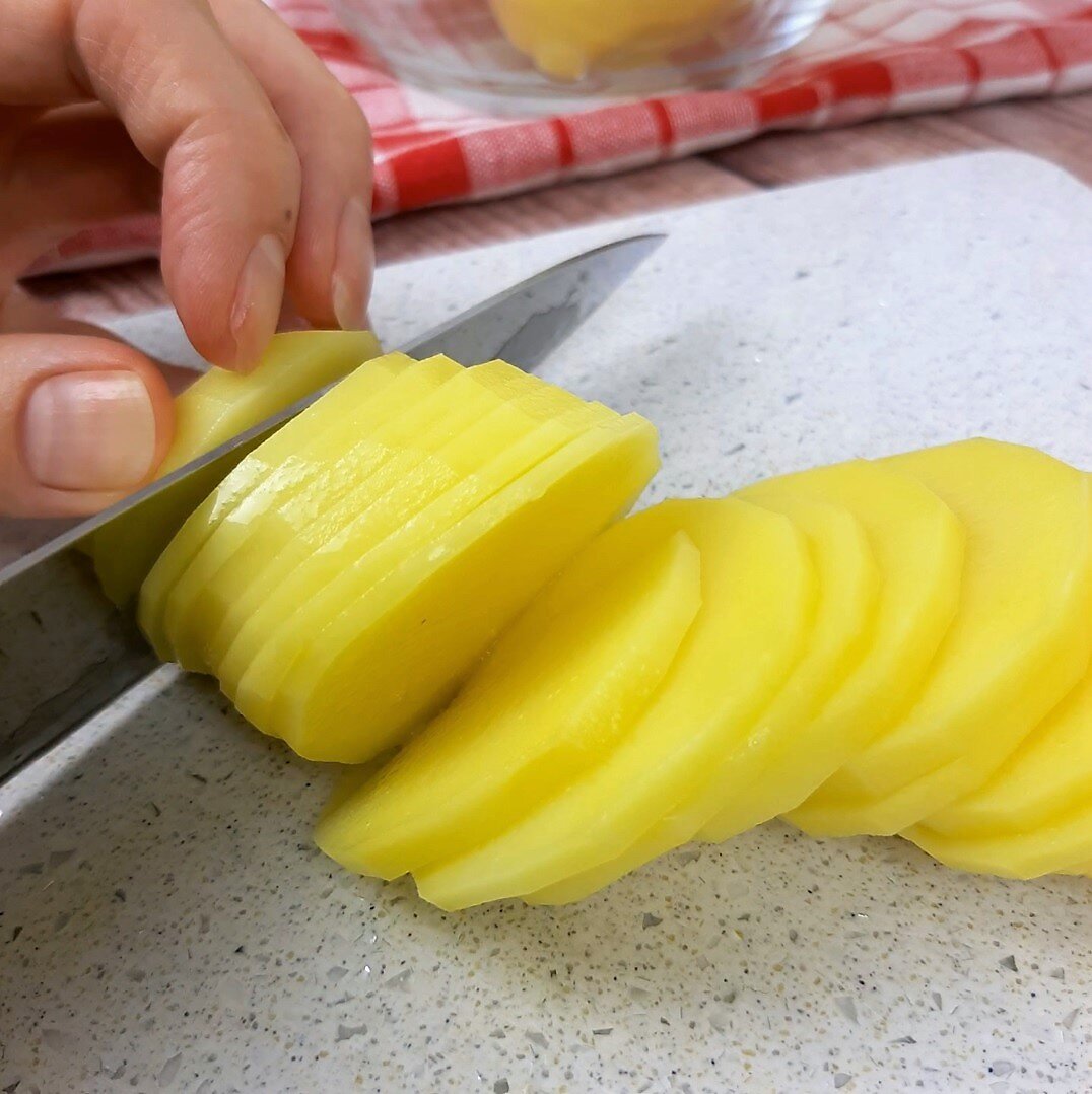 Картофель🥔 нарезаем тонкими кружочками.