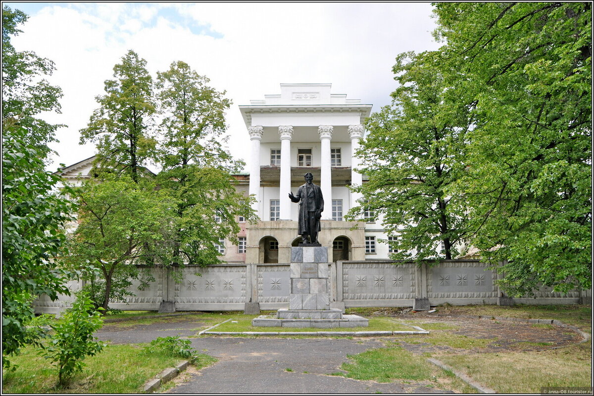 Памятник М.И.Калинину на фоне Белого дома.