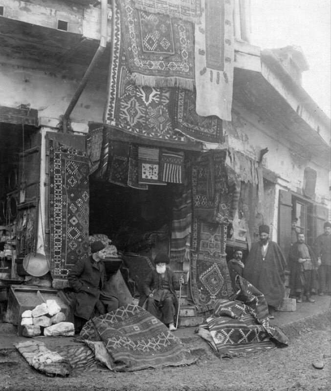 Ковровая лавка на Майдане. Дмитрий Ермаков, 1900-е, г. Тифлис, Грузия, Институт истории материальной культуры Российской академии наук (ИИМК РАН).