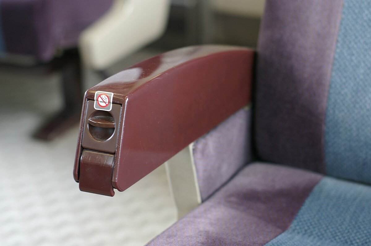 By squeuei from Japan - IMGP6336, CC BY 2.0, https://commons.wikimedia.org/w/index.php?curid=72777471. Когда-то была пепельница, сейчас нельзя. Япония, 2010 год