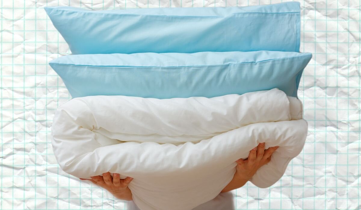 Можно стирать синтепоновые одеяла. Кровать с подушкой и одеялом. Можно стирать синтепоновые одеяла. Стирка одеяла. Можно стирать синтепоновые одеяла.