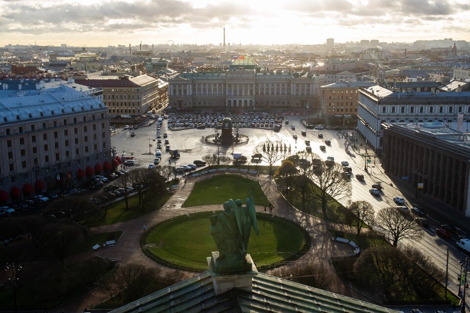     В Петербурге закрыли скверы и парки из-за сильного ветра Юлия ПЫХАЛОВА