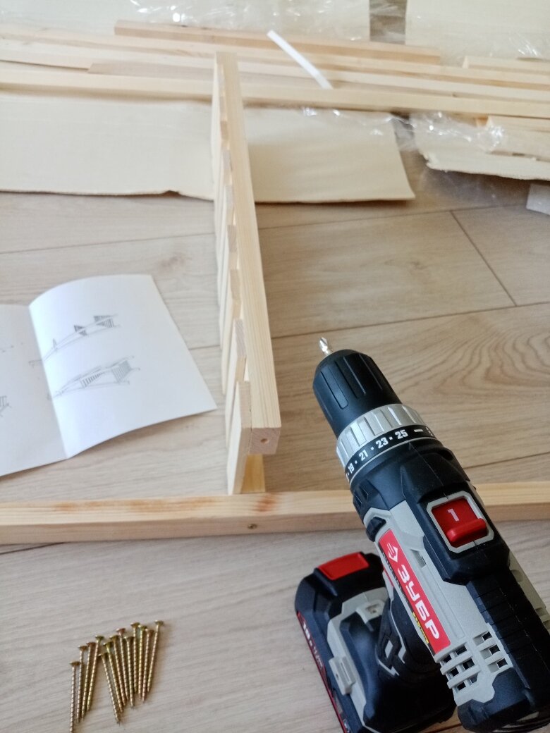 Крутим шурупы, сверяемся с планом сборки. Фото автора.